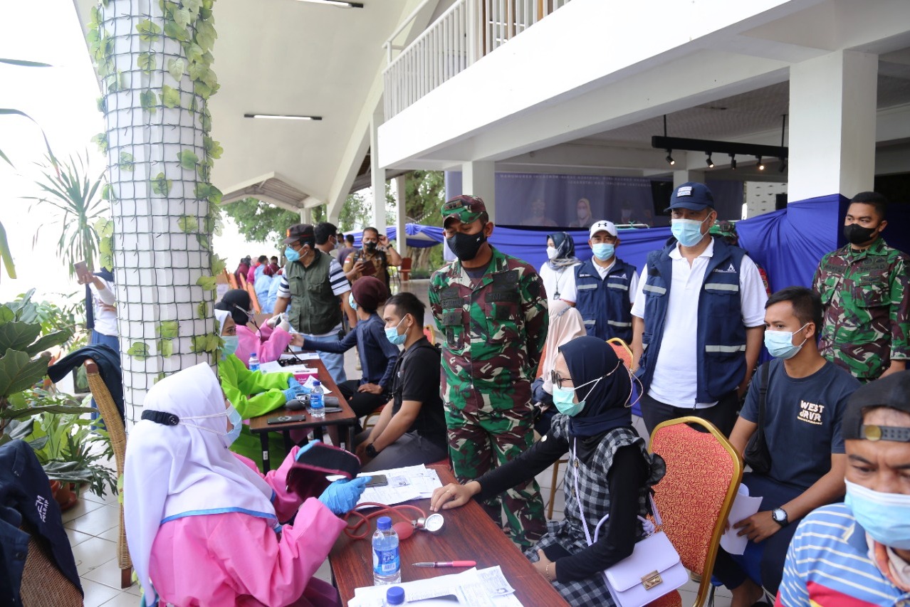 Pelaksanaan serbuan vaksi bagi warga sekitar Waduk Jatiluhur oleh PJT II.