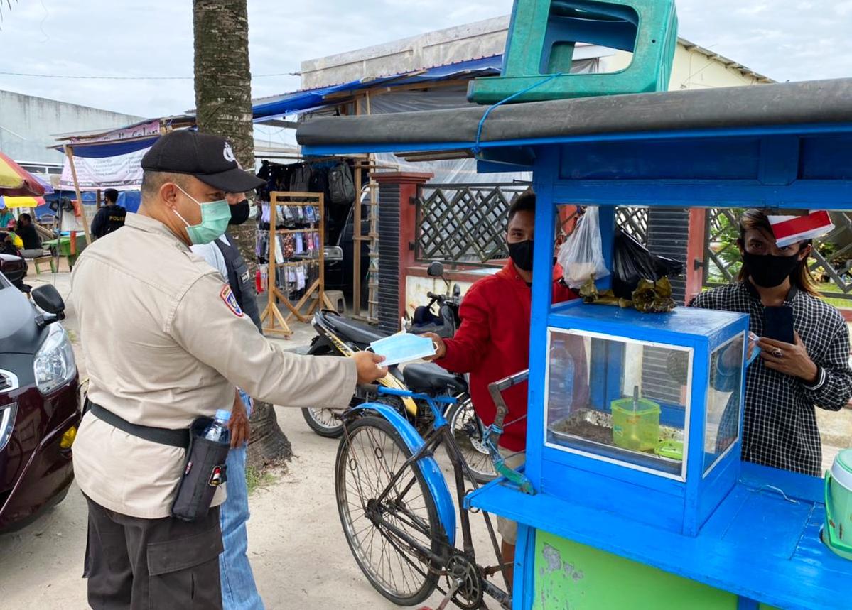 Sambil Beri Edukasi Prokes, Polresta Palangka Raya Bagikan Masker Gratis