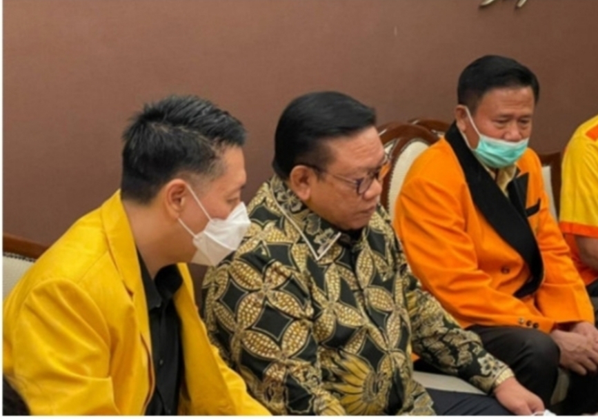 Henry Indraguna (kiri) bersama Ketua Dewan Pakar Partai Golkar Agung Laksono (tengah).  