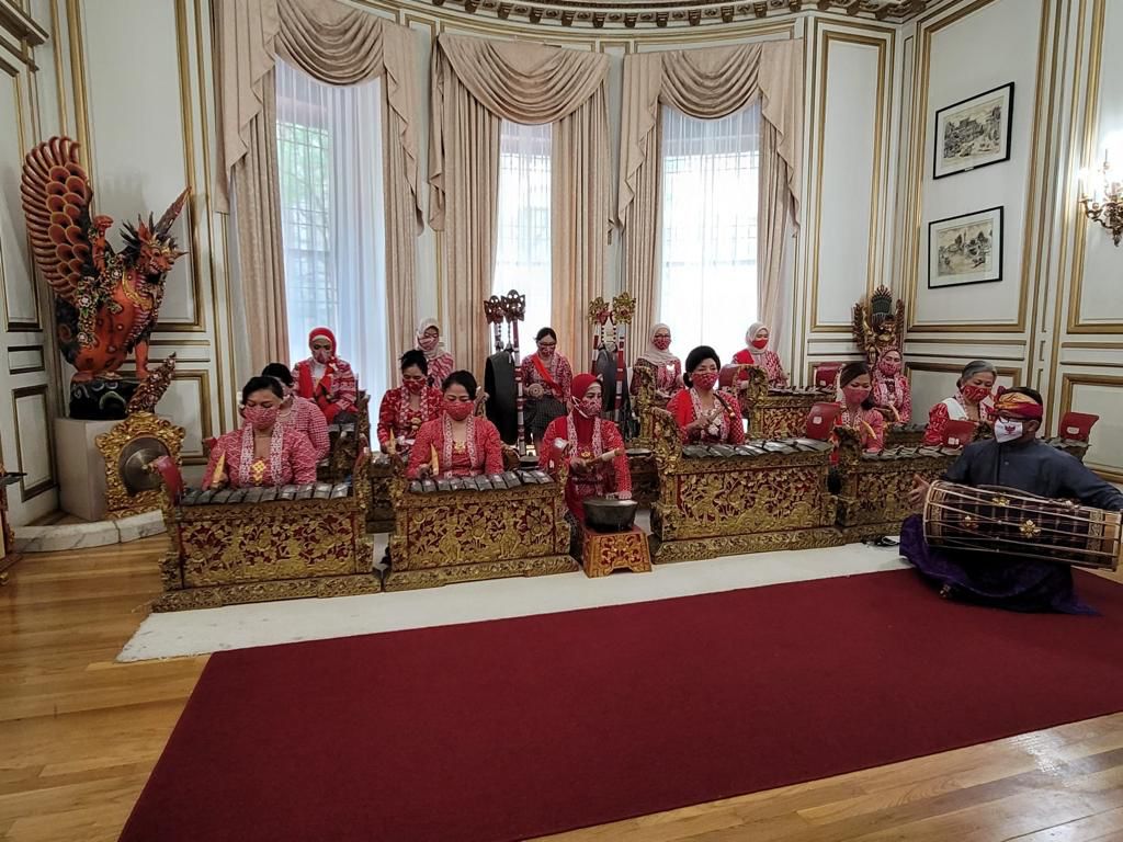 Dharma Wanita Persatuan KJRI New York, merayakan HUT ke-76 Republik Indonesia sekaligus melestarikan budaya Indonesia, Selasa (17/8) 