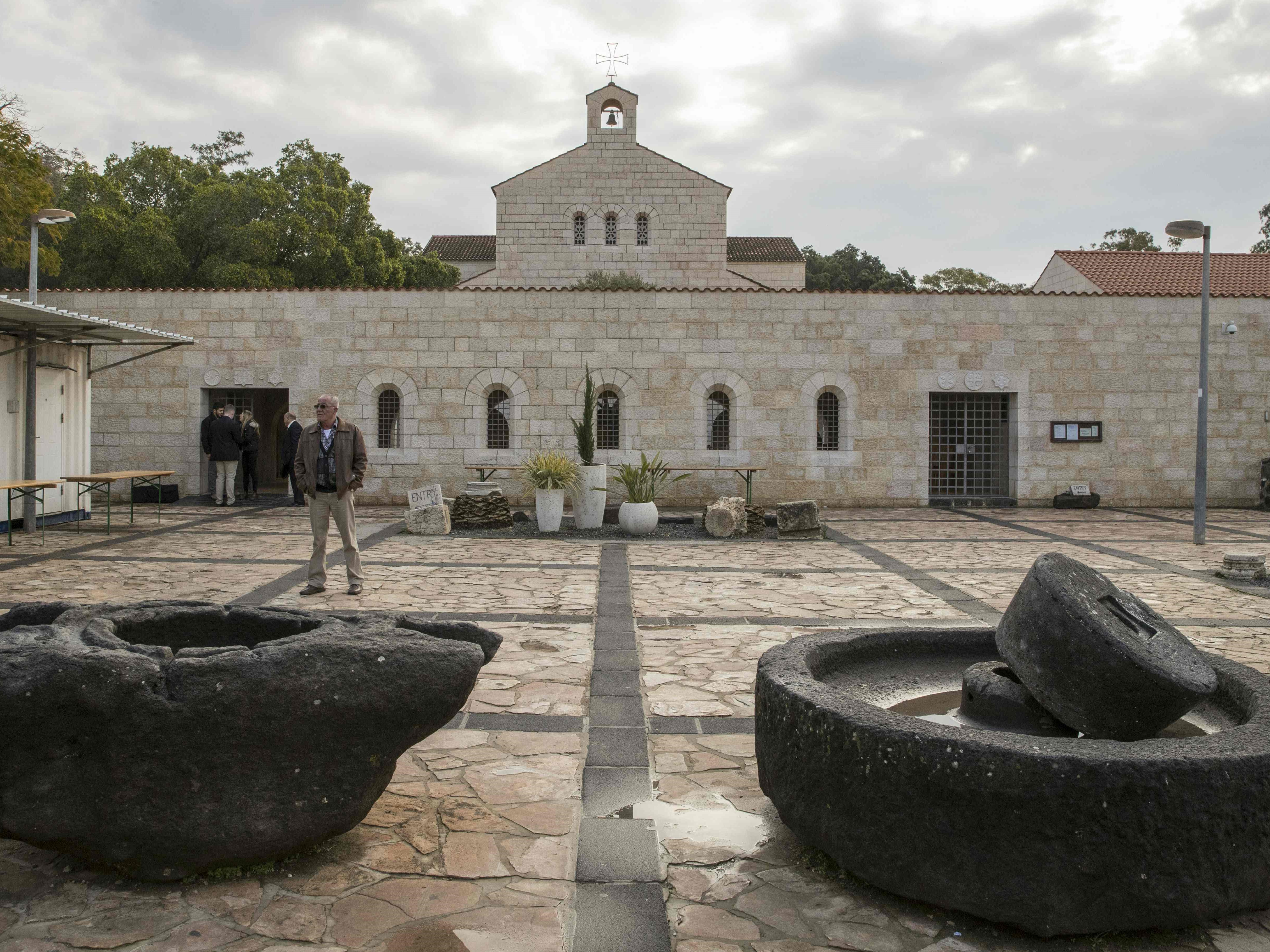 Pencuri Gondol Salib Besi Milik Gereja di Israel