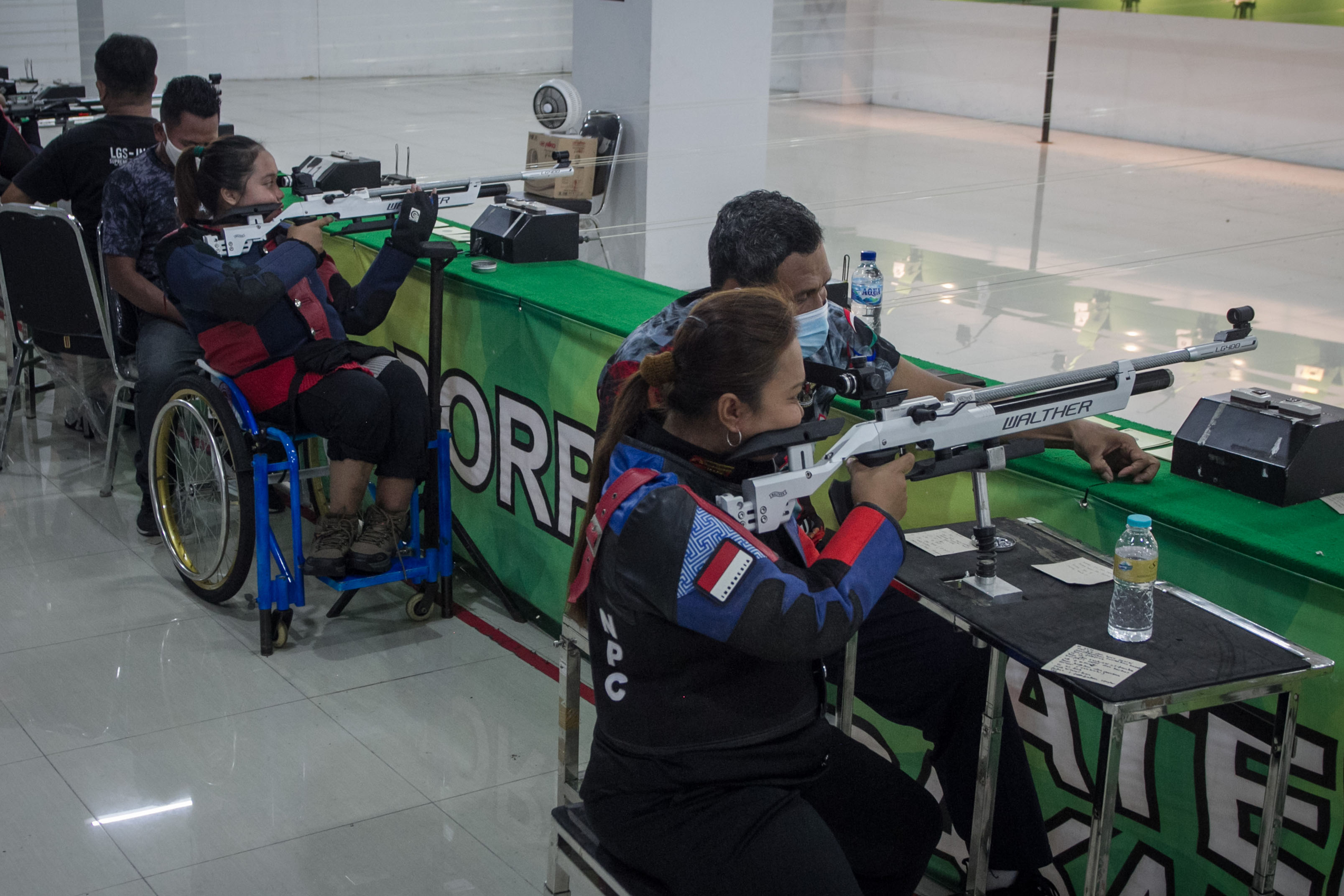 Atlet paramenembak Hanik Puji Astuti (ketiga dari kanan) berlatih.