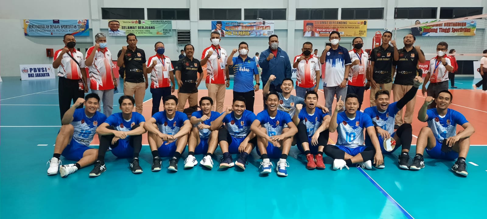 Para pemain tim bola voli putra Jawa Barat.