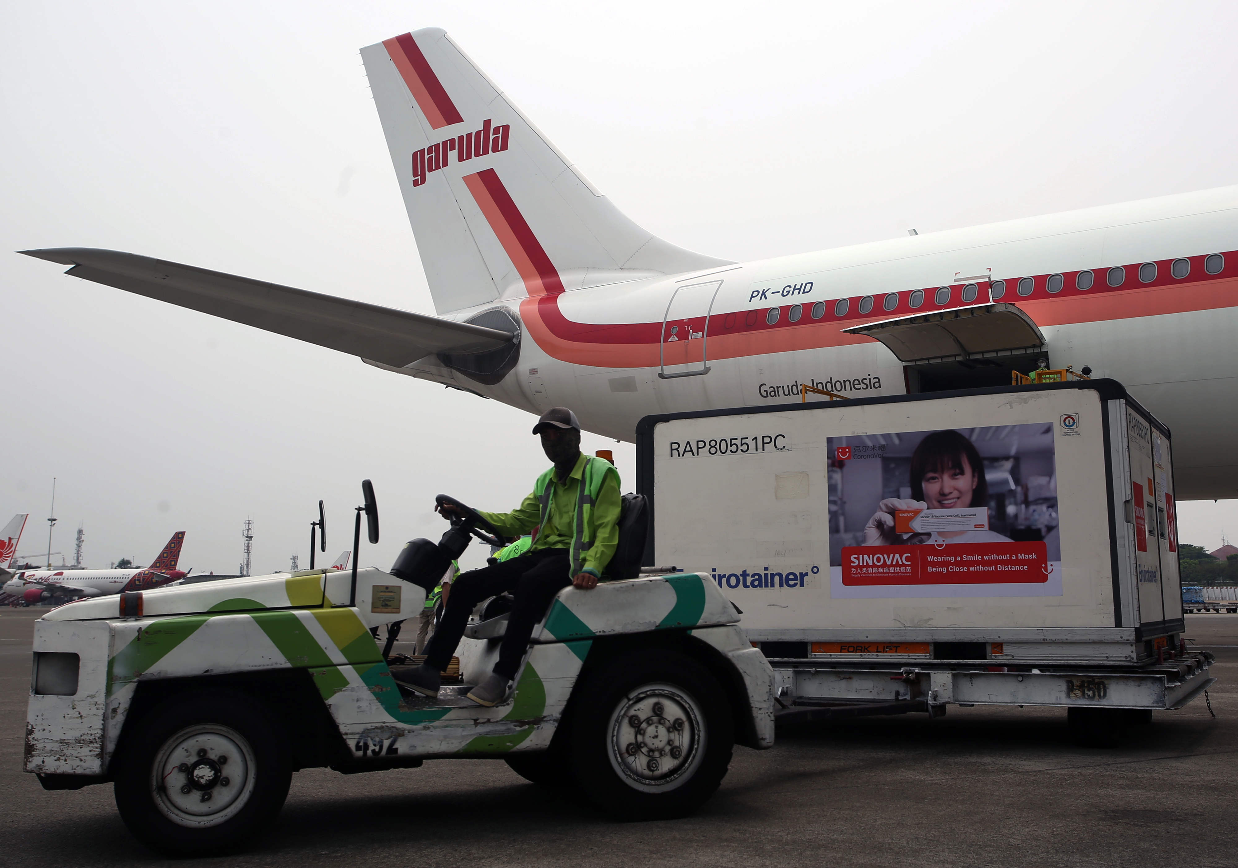  Pekerja melakukan bongkar muat Envirotainer berisi vaksin COVID-19 Sinovac