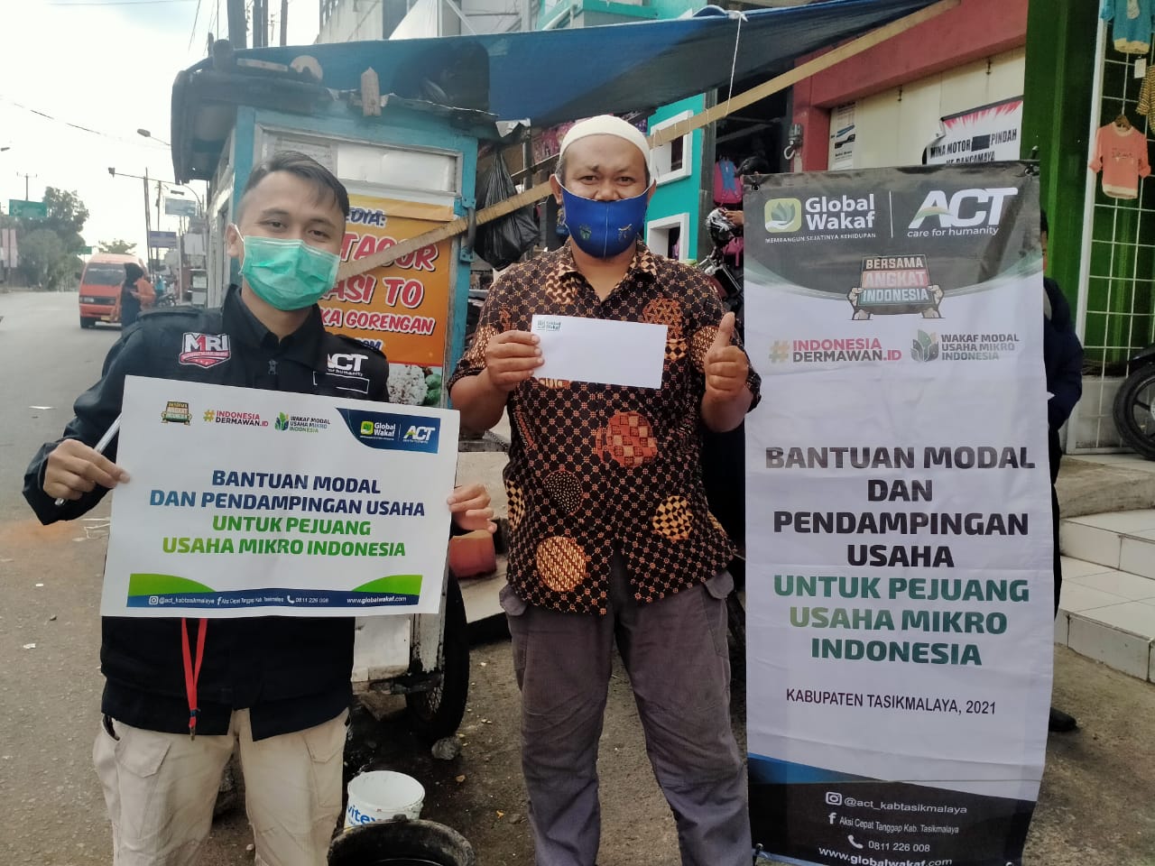 Sejumlah relawan ACT menggelar kegiatan wakaf modal usaha di Kabupaten Tasikmalaya, Jawa Barat