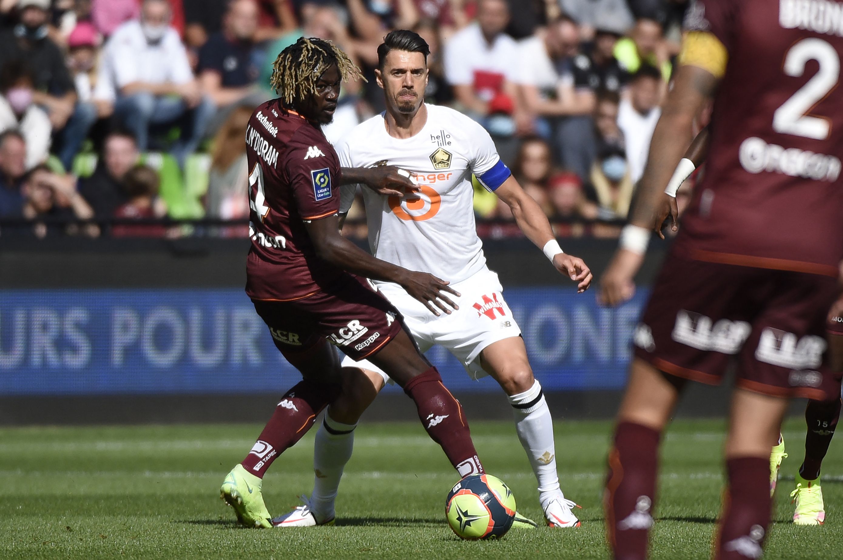 Kapten Lille Jose Fonte (kanan)