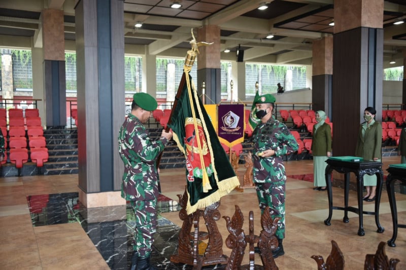 Upacara serah terima jabatan Mayjen TNI Bambang Ismawan sebagai Pangdam XVI/Pattimura dipimpin oleh Kasad Jenderal TNI Andika Perkasa di Mar