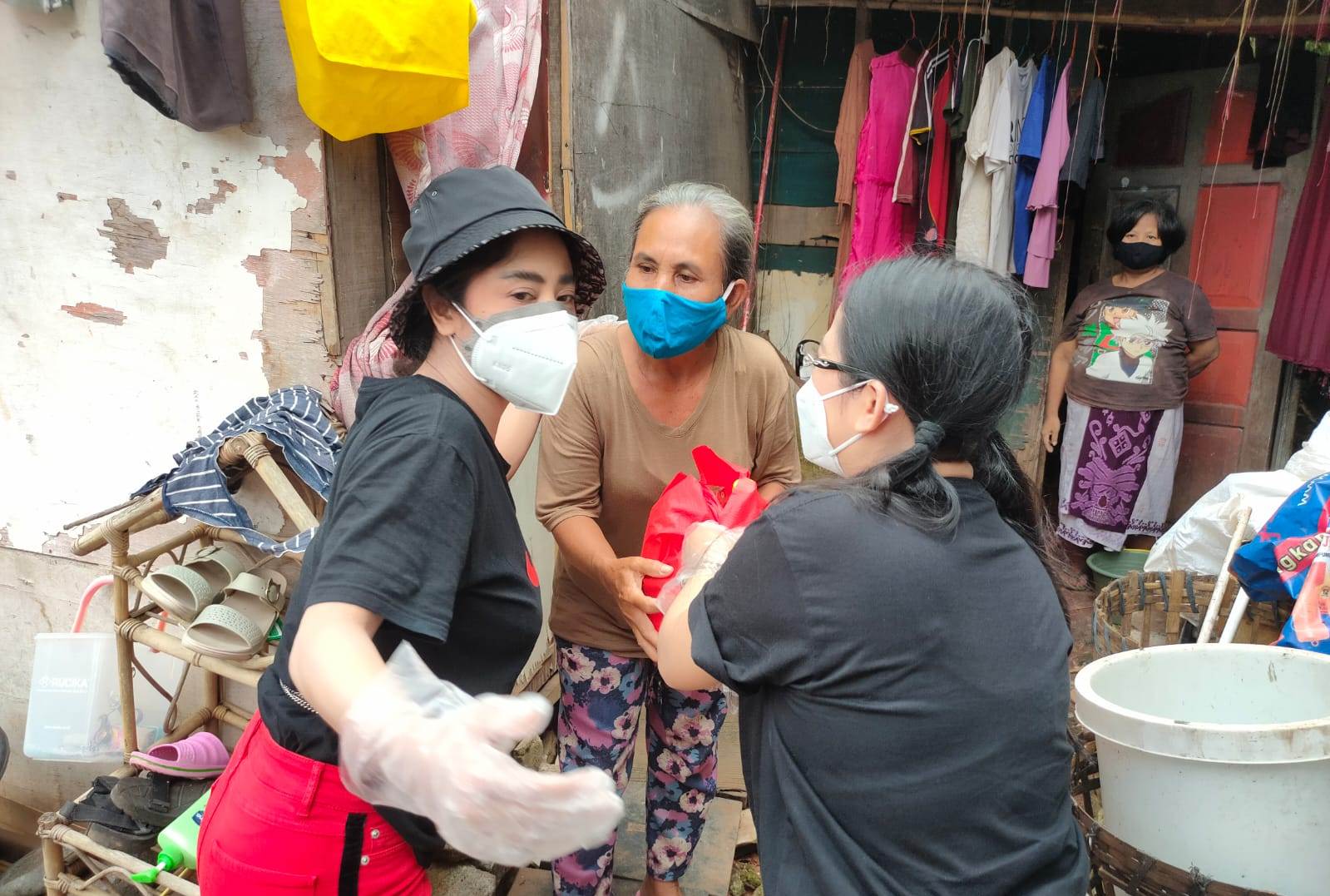Artis Dewi Perssik bersama #SahabatBaik dan Komunitas Berbagi membagikan sembako kepada keluarga pemulung di Jakarta, Sabtu (28/8).