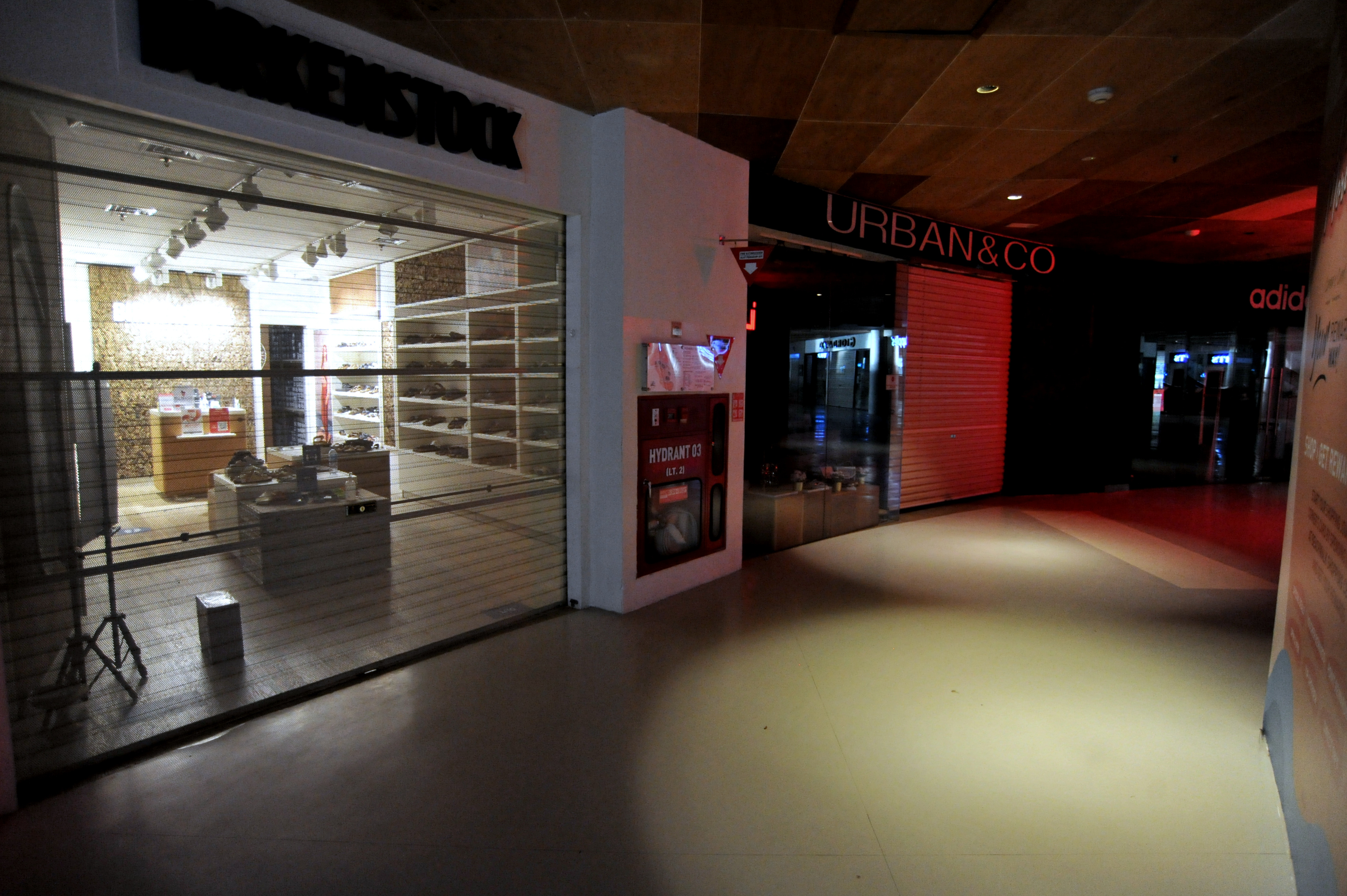 Sejumlah toko di pusat perbelanjaan di Bali tutup