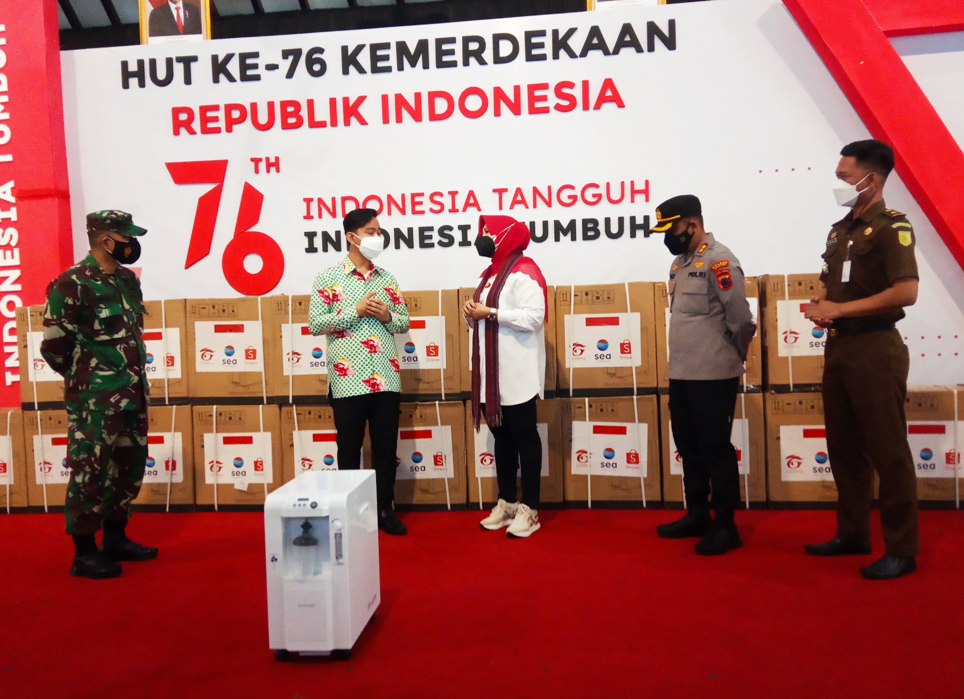 Wali Kota Solo Gibran Rakabuming Raka menyerahkan bantuan 100 oksigen konsentrator untuk Klaten