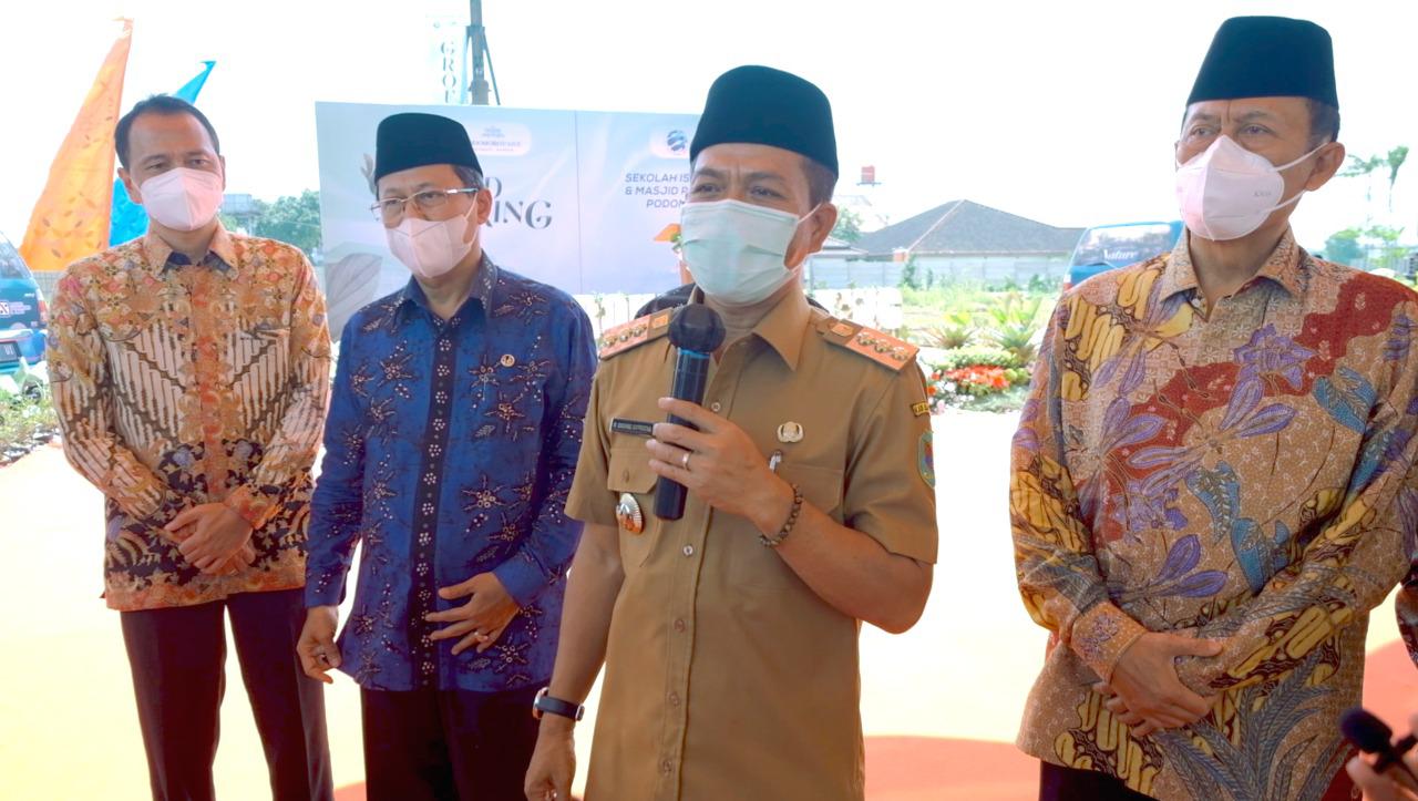 Bupati Bandung Dadang Supriatna dan Marketing Director Agung Podomoro Land, Agung Wirajaya saat penyerahan 2 ambulans