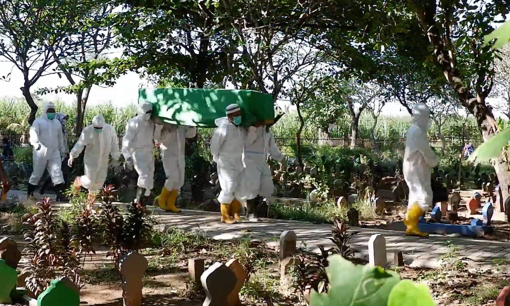 Tim relawan pemakaman jenazah Covid-19 dari BPBD Kudus memakamkan jenazah Covid-19, di TPU Bakalan Krapyak, Kecamatan Kali