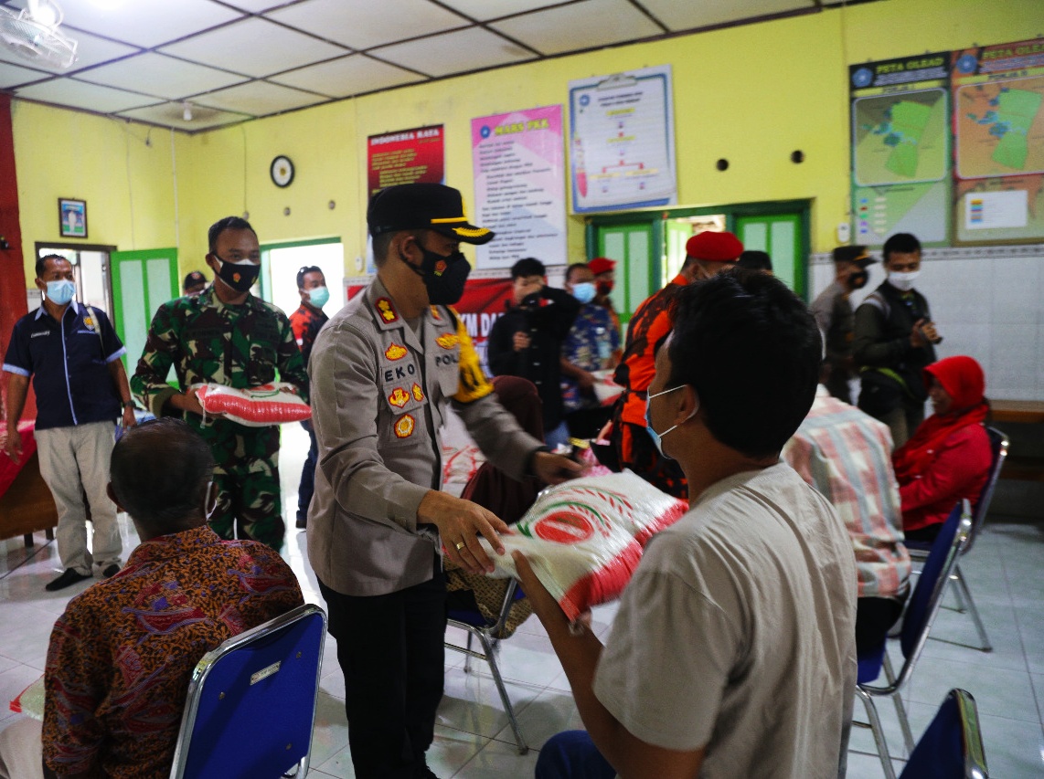 Kapolres Klaten AKB Eko Prasetyo membagikan beras kepada warga