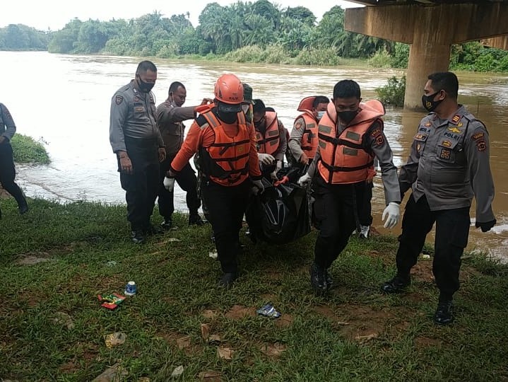 Tim SAR Gabungan dari Polres Bungo dan Basarnas Bungo, Sabtu (21/8), pukul 09.30 WIB berhasil menemukan jasad Jumawan.