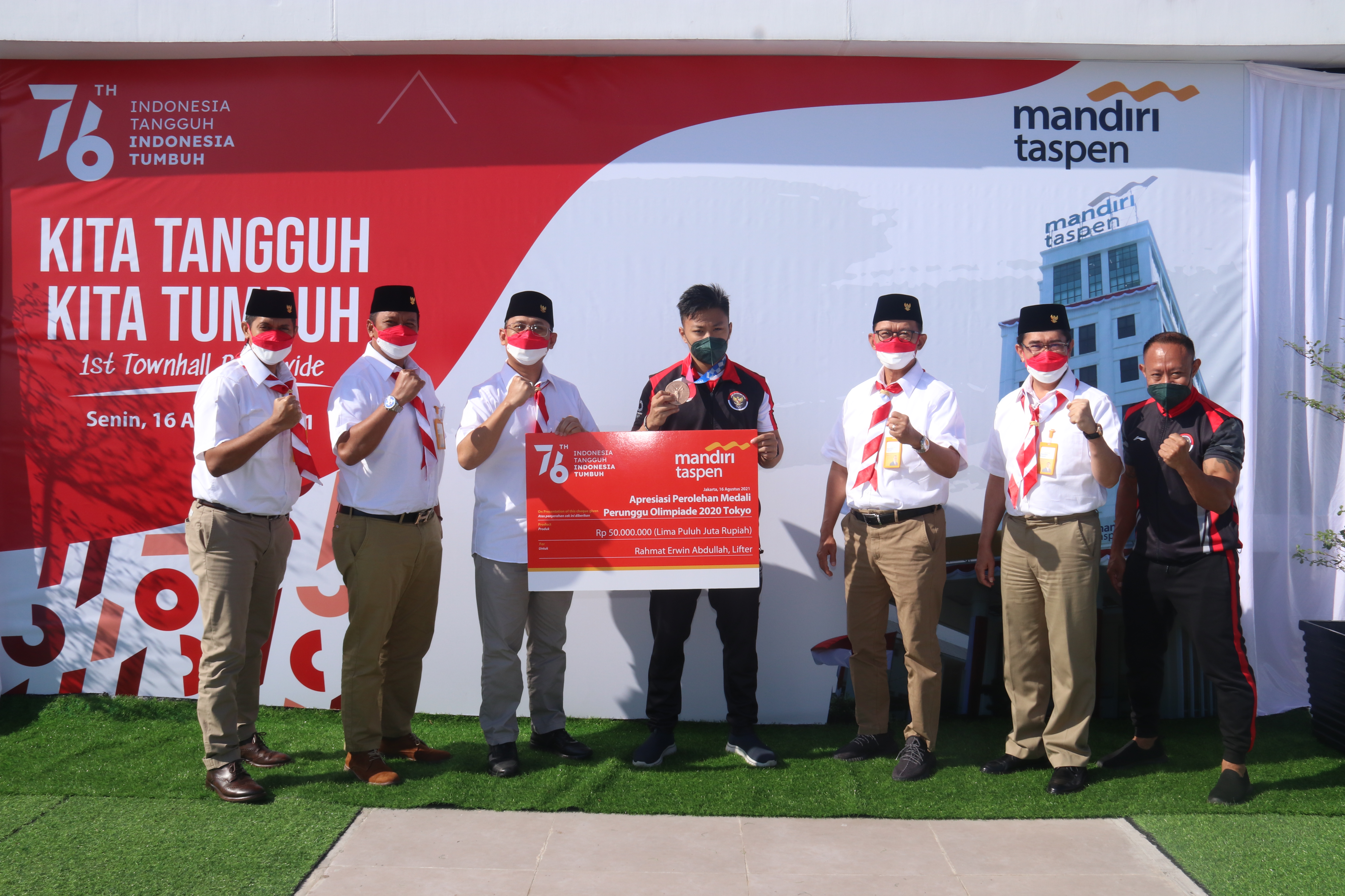Pemberian hadiah bagi atlet Rahmat E. Abdullah dari Bank Mandiri Taspen
