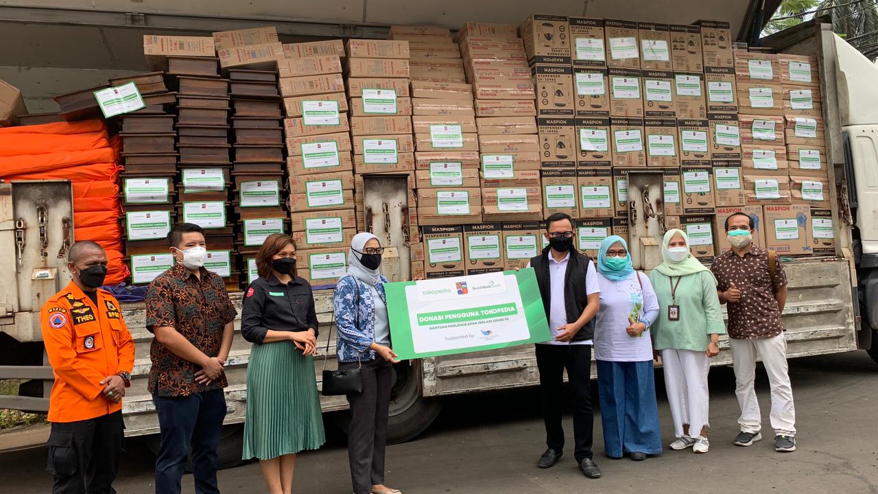 Wali Kota Bogor, Bima Arya terima donasi dari pengguna Tokopedia untuk tangani pandemi Covid-19 di Bogor.