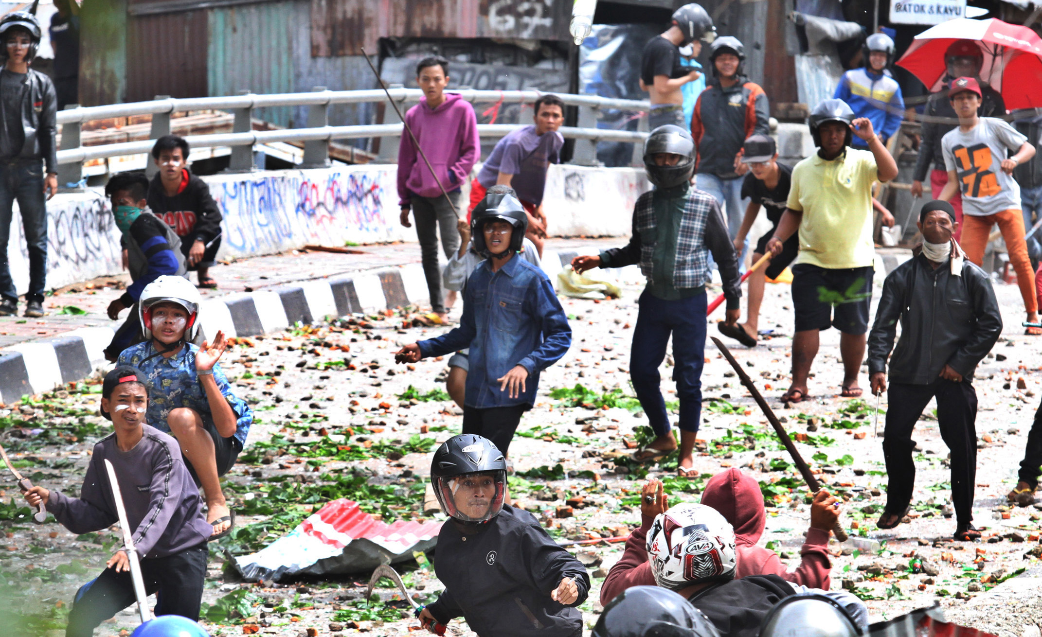 Ilustrasi warga melakukan aksi tawuran di wilayah Manggarai, Jakarta.