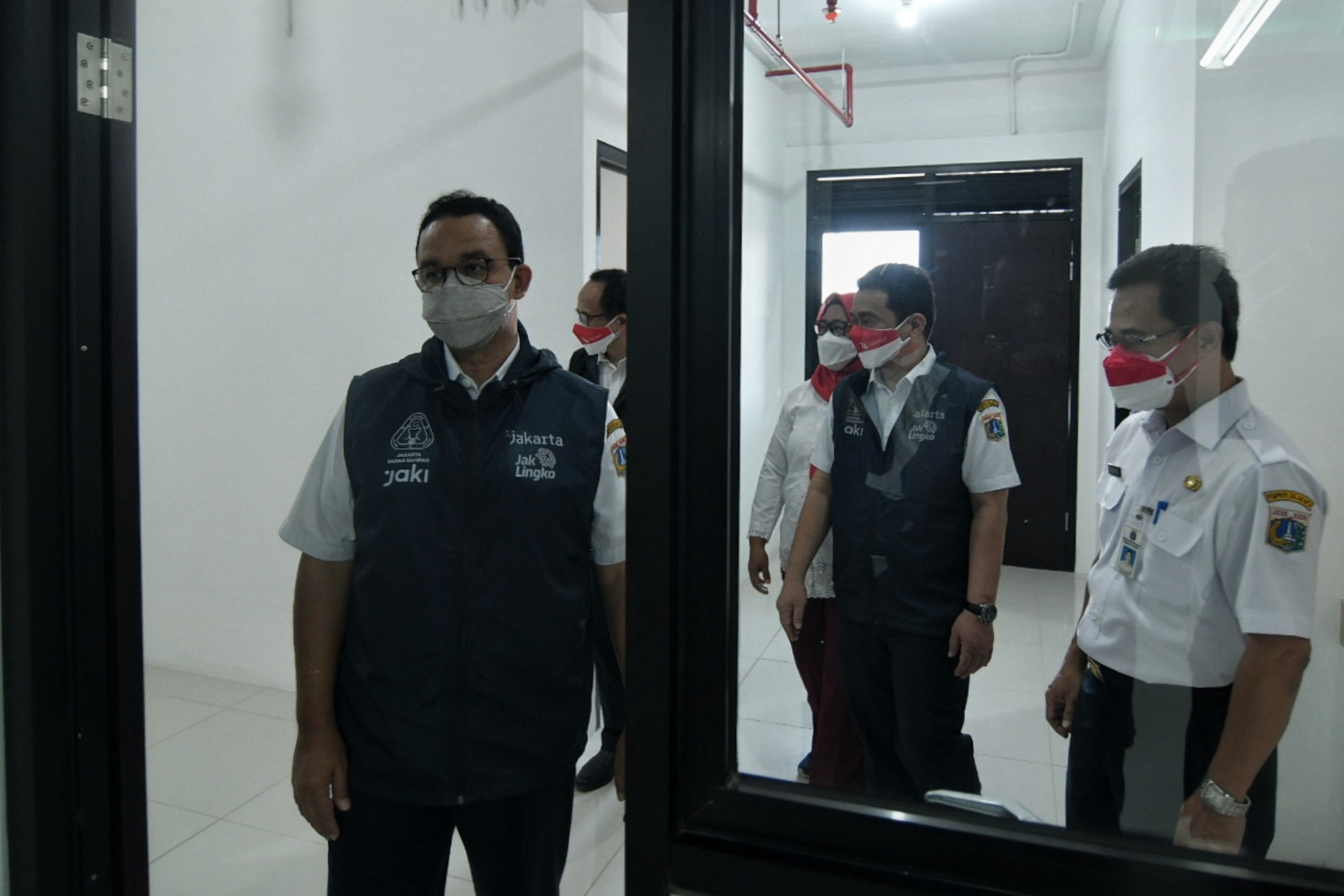 Gubernur DKI Anies Baswedan (kiri)