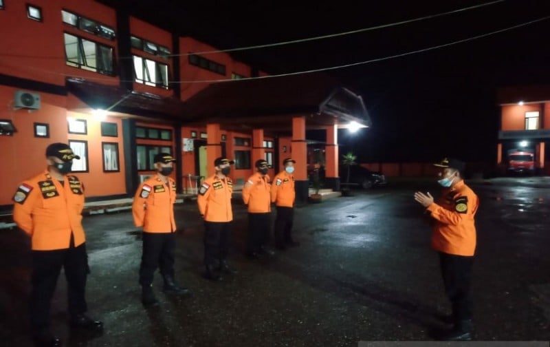 Tim penyelamat Kantor Basarnas Kendari melakukan apel sebelum mengevakuasi 30 mahasiswa yang terjebak di Gunung Amonggedo, Konawe, Selasa (1