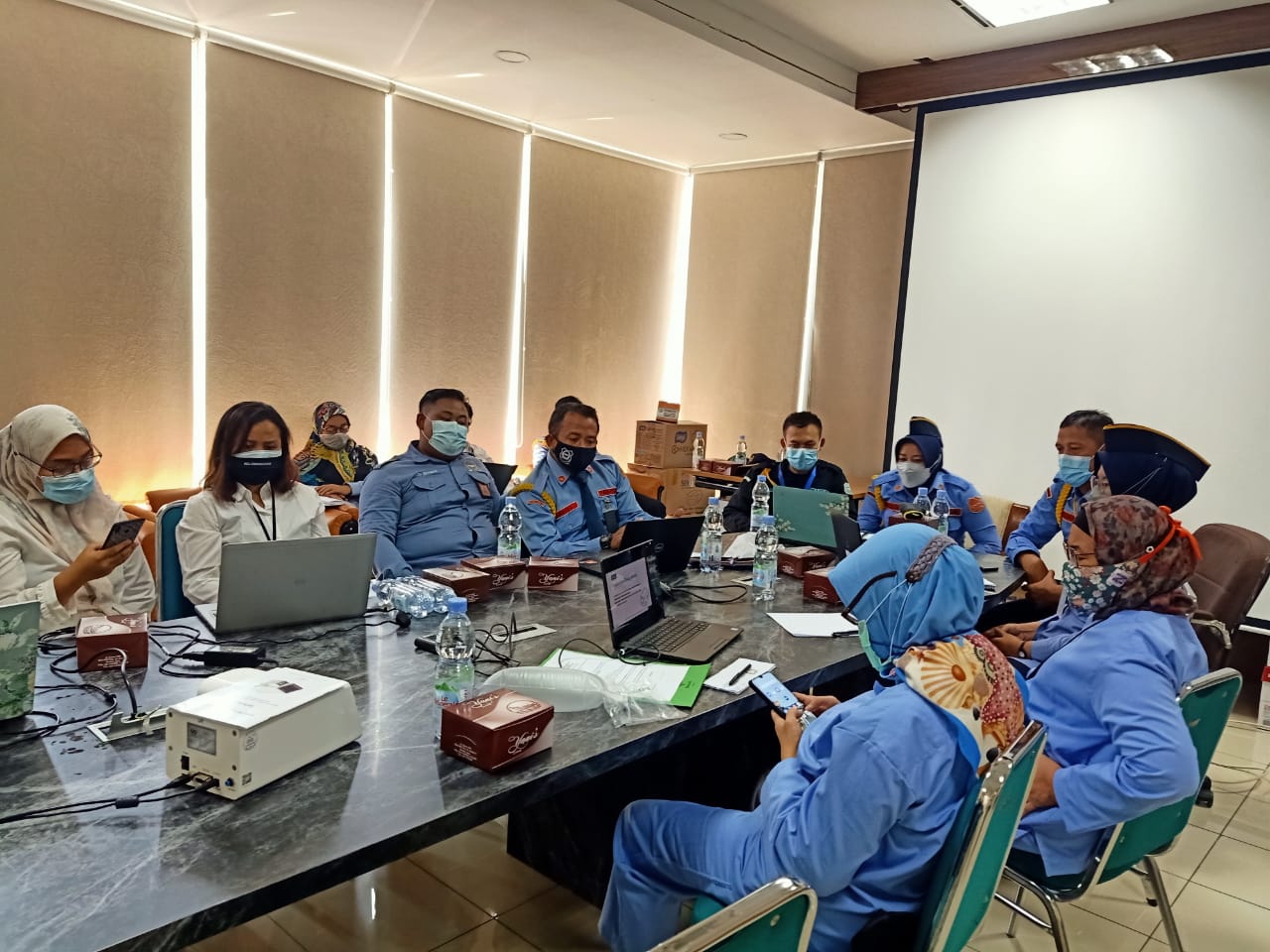 UGM memberikan pelatihan dan menyeragkan Genose C19 ke DPR