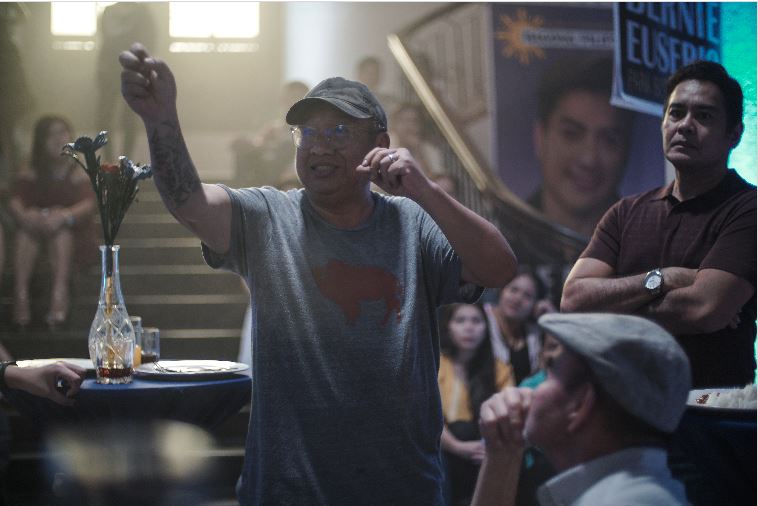 Sutradara Erik Matti memberikan pengarahan saat syuting serial On The Job.