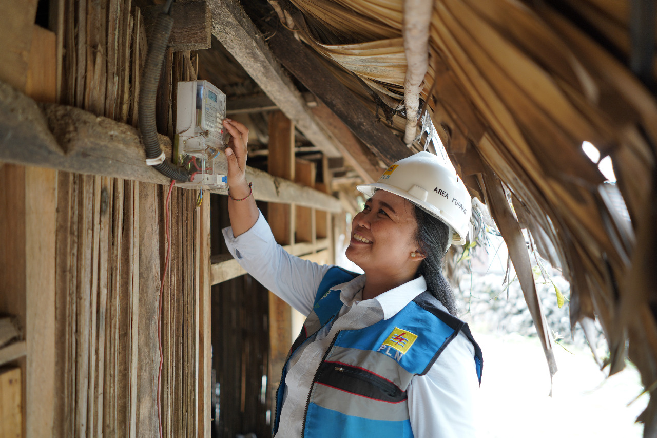 Petugas memeriksa meteran listrik di rumah warga di Pulau Raijua.