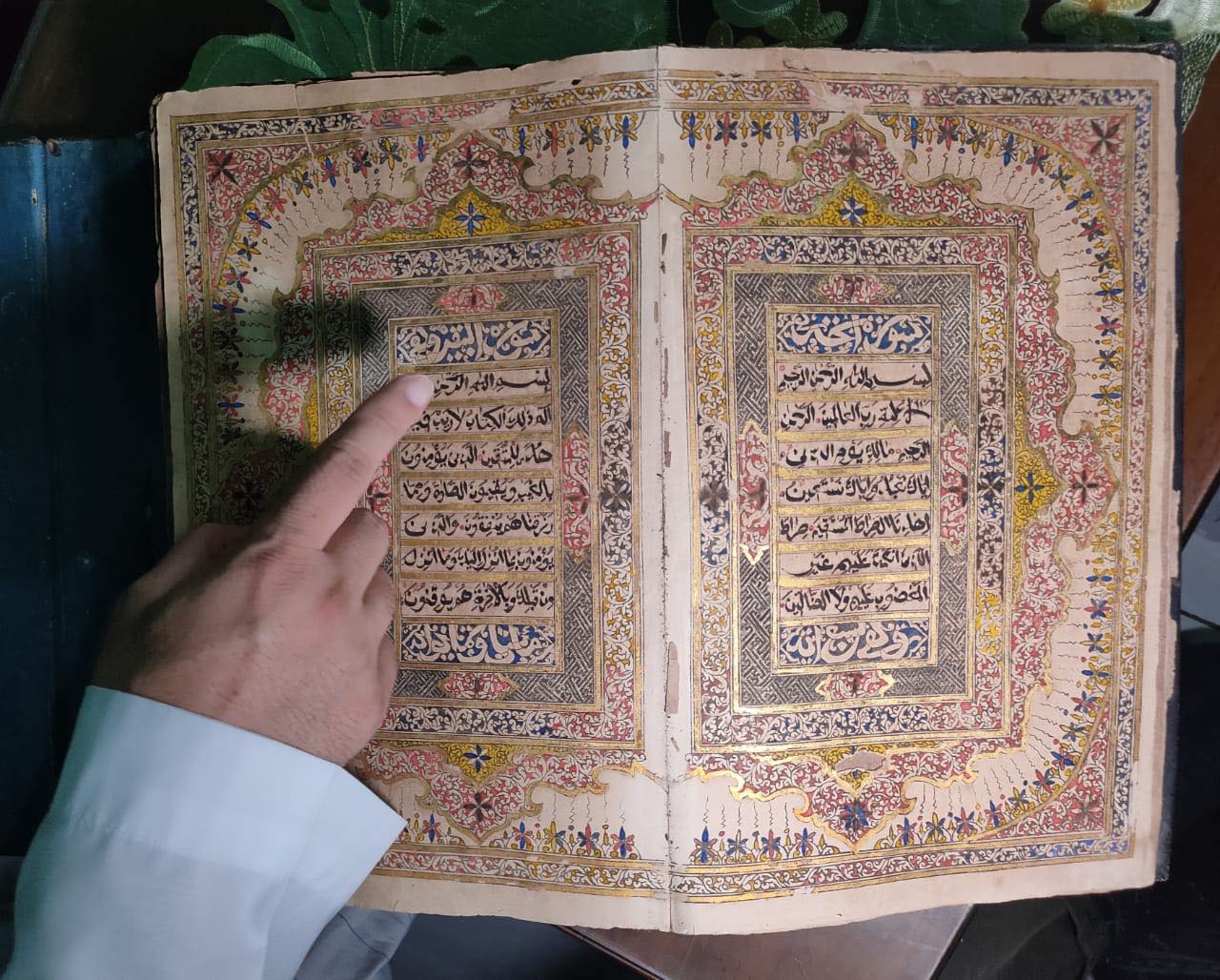 Alquran berukir tinta emas