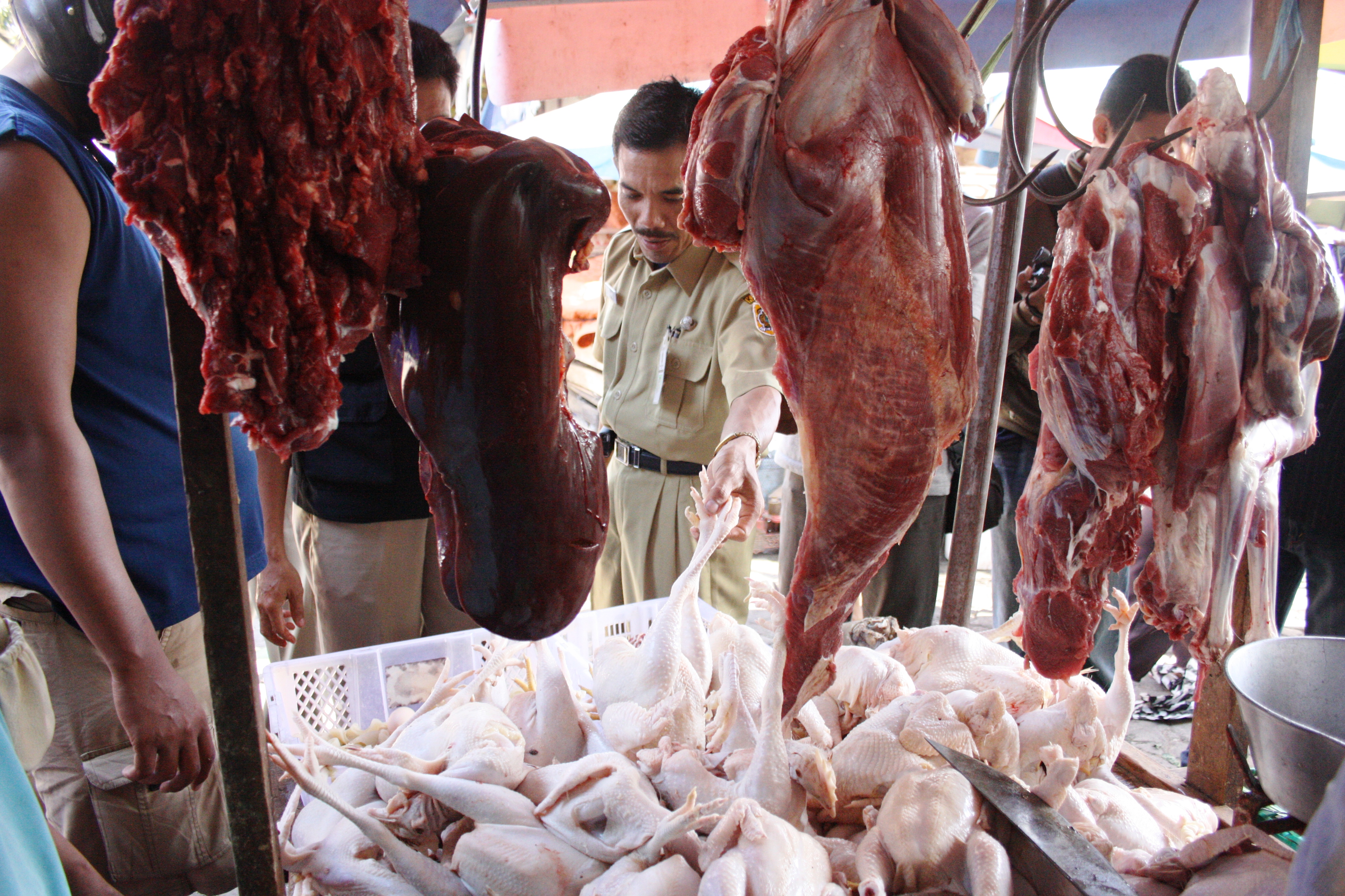  Pedagang daging sapi dan daging ayam di Pasar Klaten. 
