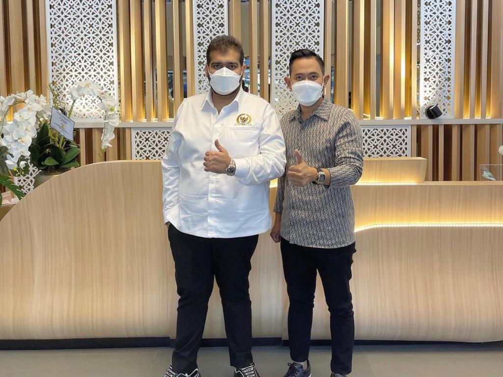 Owner SAS,  Rakes Bhagwandas (kiri) bersama bos J99, Gilang Gilang Widya Pramana.