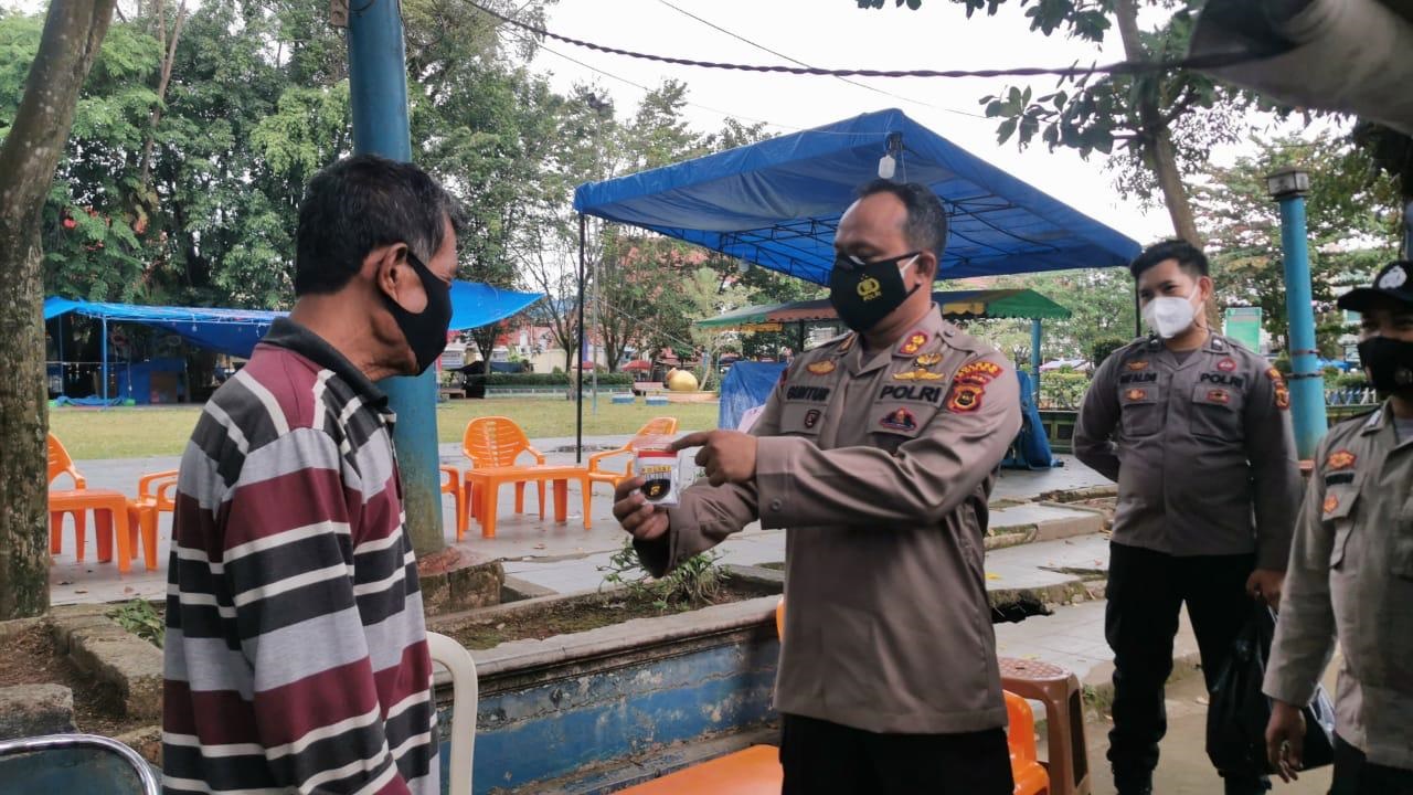 Kapolres Bungo AKB Guntur Saputro menyerahkan vitamin untuk pedagang 