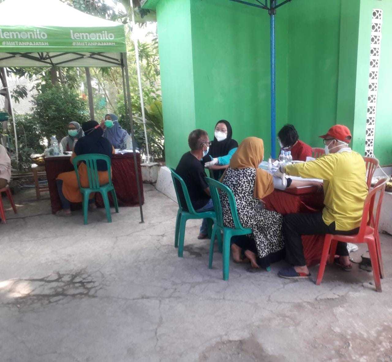 Pedagang Pasar Harapan Jaya mengikuti vaksinasio covid-19 di Bekasi.