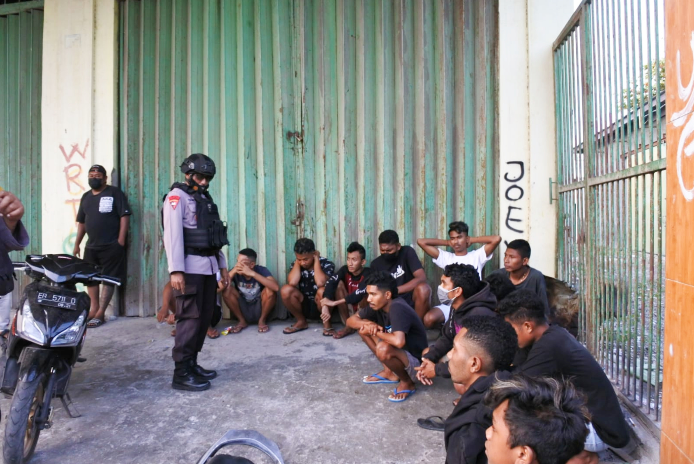 Belasan pemuda yang pesta miras di emperan toko, di Kabupaten Sikka saat HUT ke-76 RI diamankan Patroli Brimob Polda NTT, Selasa (17/8)