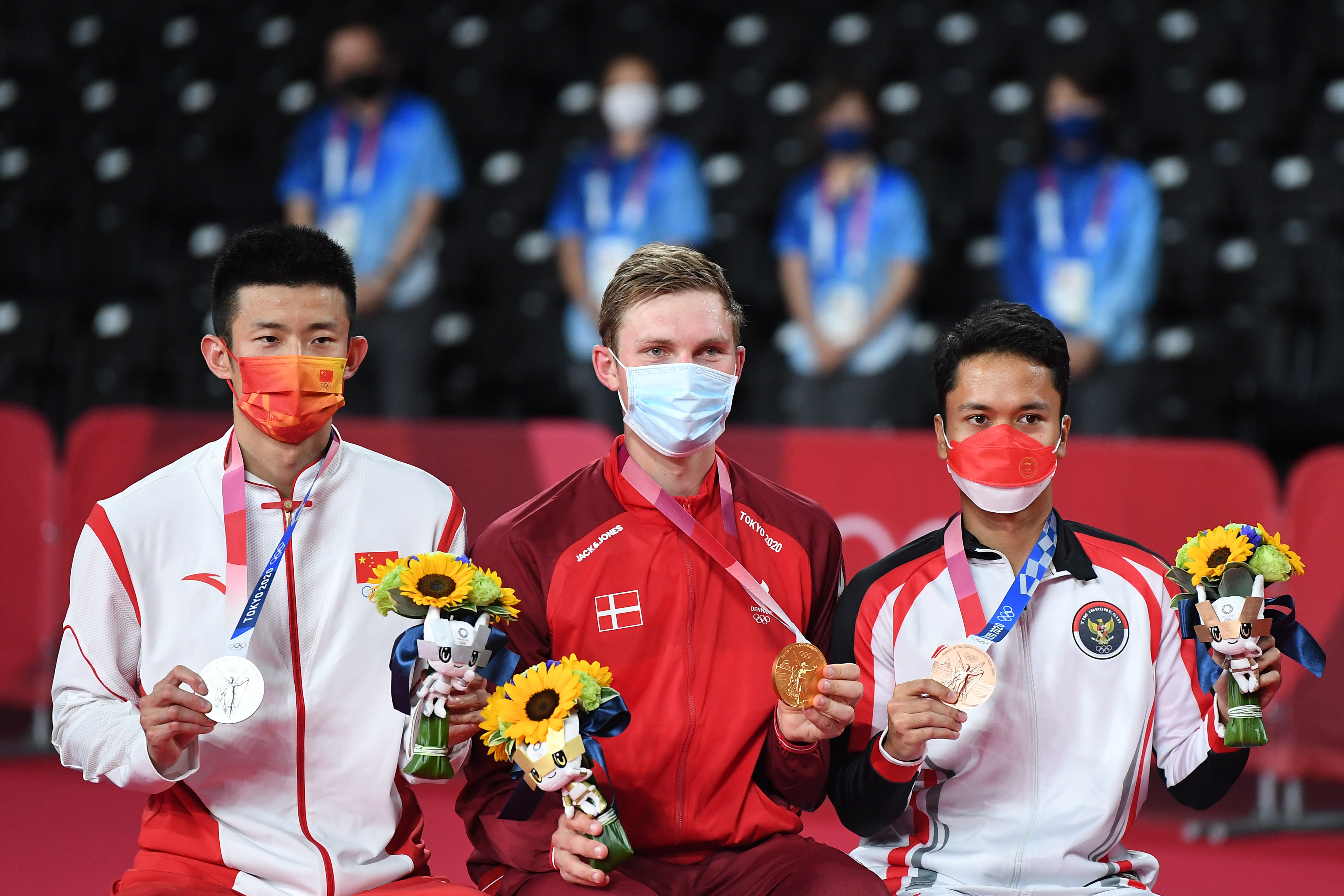 Tiga peraih medali nomor tunggal putra bulu tangkis Olimpiade Tokyo 2020, Chen Long, Viktor Axelsen, dan Anthony Sinisuka Ginting.