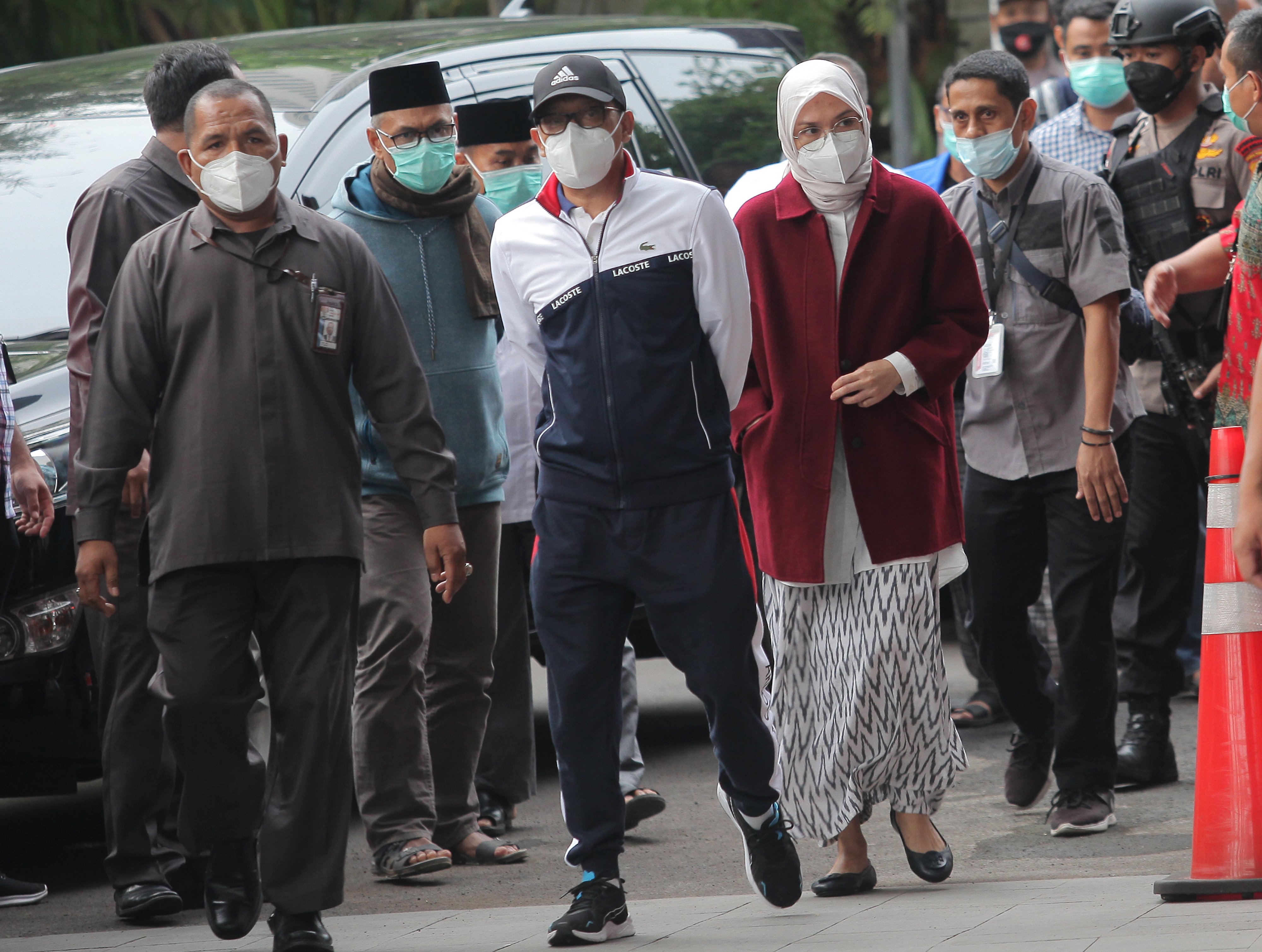 Bupati Probolinggo Puput Tantriana Sari (keempat kiri) dan suaminya yang jugaaAnggota DPR Hasan Aminuddin tiba di gedung KPK.