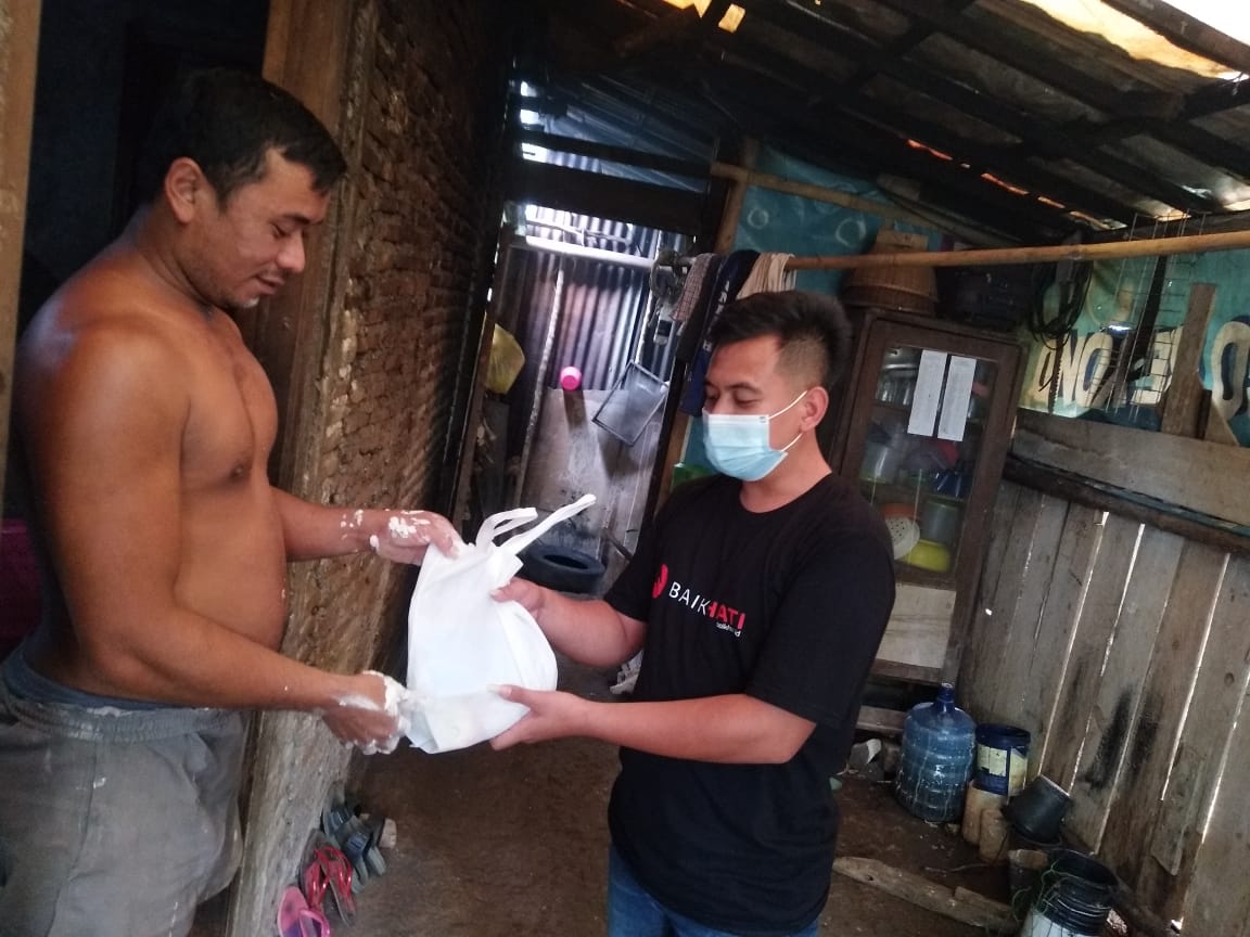 Pembagian sembako yang dilakukan tim relawan Baik Hati kepada warga terdampak pandemi Covid-19 di wilayah Jakarta.