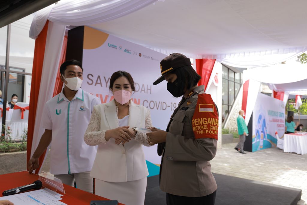 Maharani Kemala Foundation menggelar kegiatan vaksinasi Covid-19 bagi 1.000 warga di Bali.