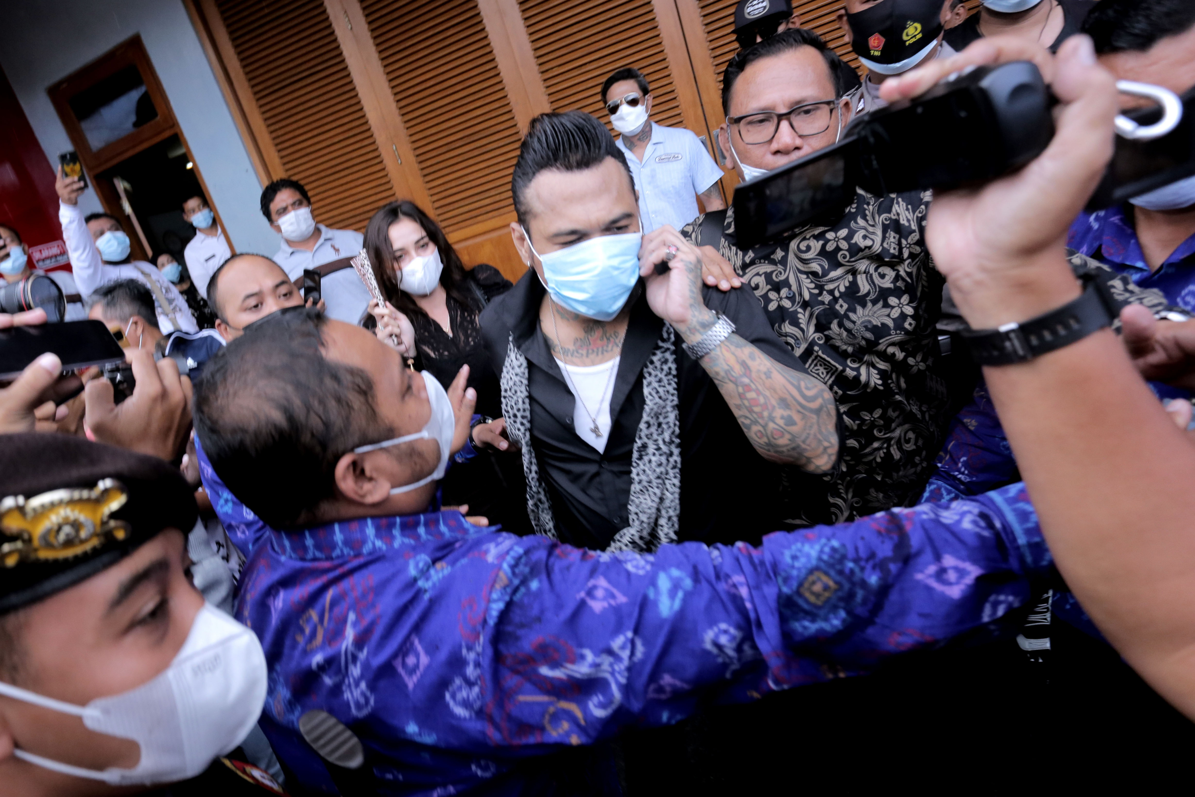 Penabuh drum Superman is Dead I Gede Ari Astina alias Jerinx (tengah).