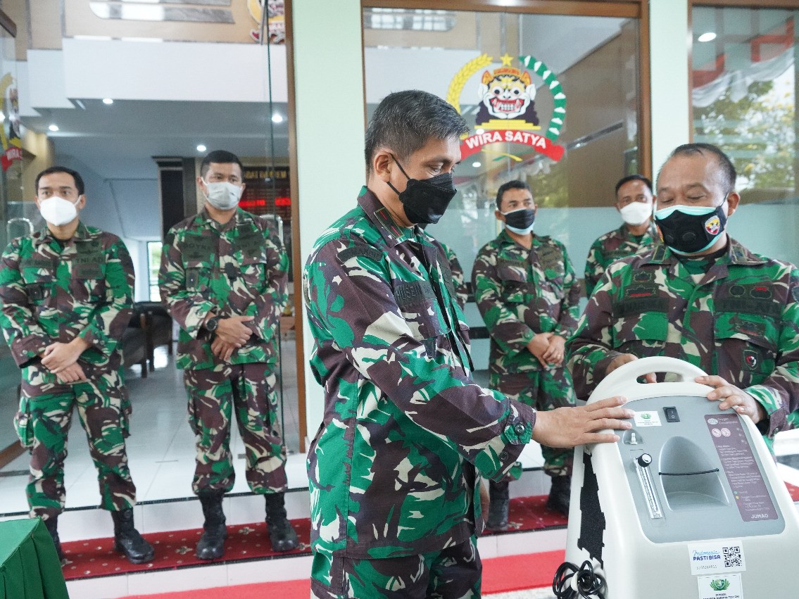 Danrem Wira Satya Bali Brigjen TNI Husein Asegaf menyerahkan bantuan oksigen ke rumah sakit AD seluruh Bali Nusra, Selasa malam (3/8).