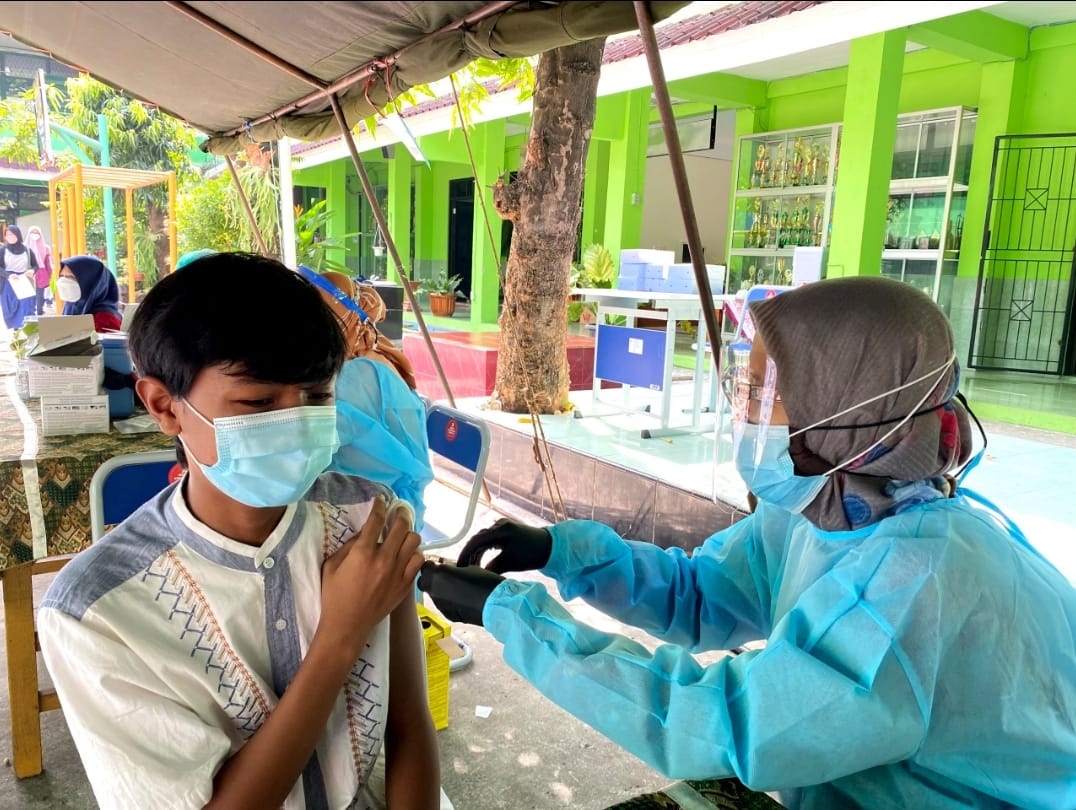 Siswa mendapat suntikan vaksin Covid-19 di sekolah yang berada di wilayah Kota Bekasi, Jawa Barat.