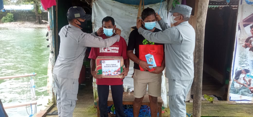 Nelayan Keramba Dapat Santunan Sembako Covid-19 dari Bakamla