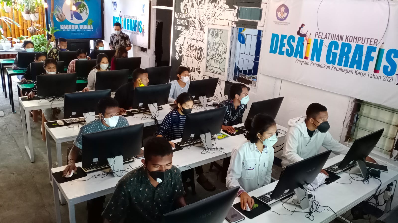 Pelajar lulusan SMA/SMK di Kabupaten Sikka mengikuti pelatihan desain grafis gratis dan jika lulus tes kompetensi mendapat sertifikat dari K