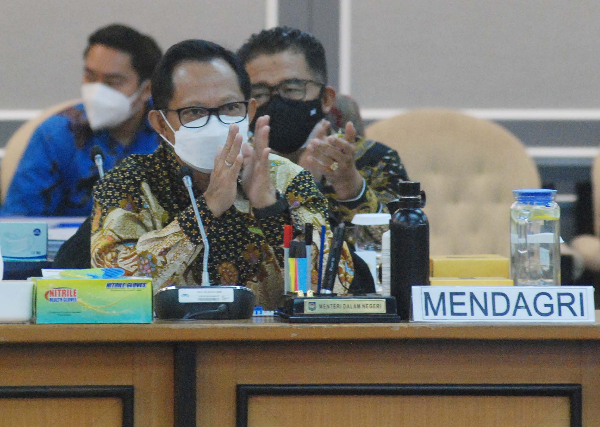 Mendagri Tito Karnavian saat mengikuti rapat di Kompleks Parlemen, Jakarta.