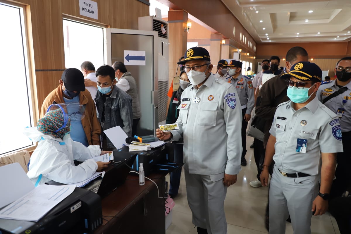  Kepala PT Jasa Raharja Cabang Utama Jawa Barat, Hendri Afrizal, meninjau jalannya vaksinasi untuk pekerja transportasi