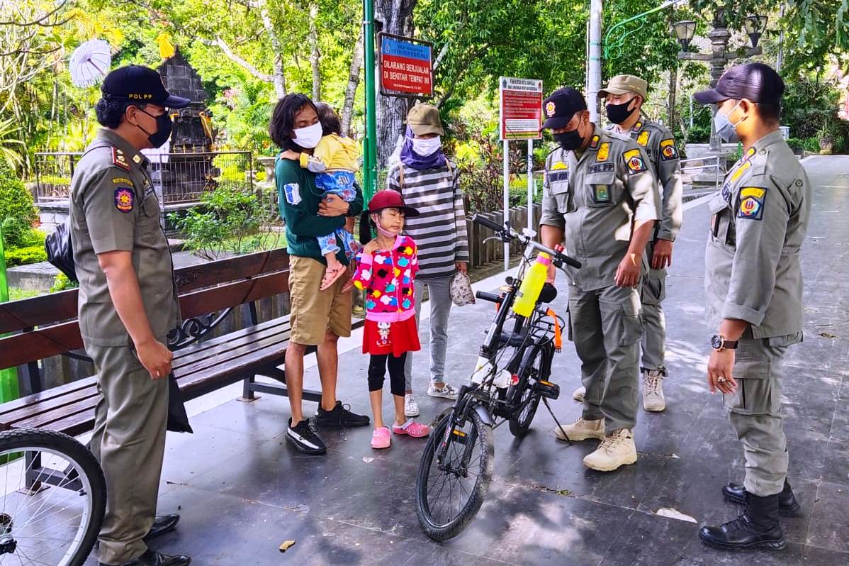 Petugas Satpol PP Kota Denpasar terus mengawasi fasilitas publik Lapangan Puputan Badung.