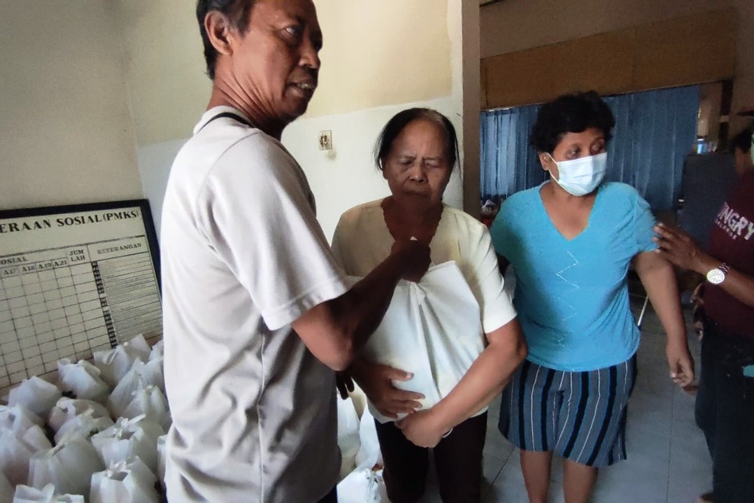 Ilustrasi kaum difabel terima bantuan.