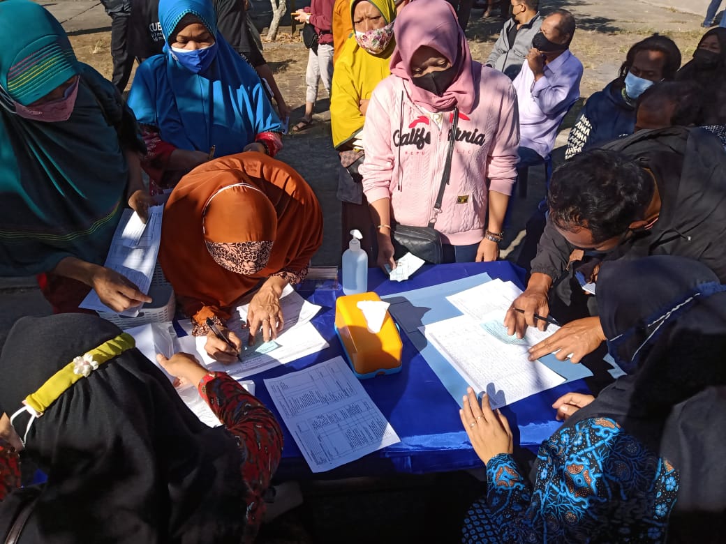 Warga mengantre untuk mengikuti kegiatan vaksinasi covid-19 yang digelar NasDem di Salatiga.