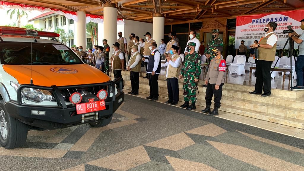 Kepala BNPB Letjen TNI Ganip Warsito, S.E., M.M. melepas mobil masker untuk penguatan protokol kesehatan (prokes) di wilayah Provinsi Aceh.