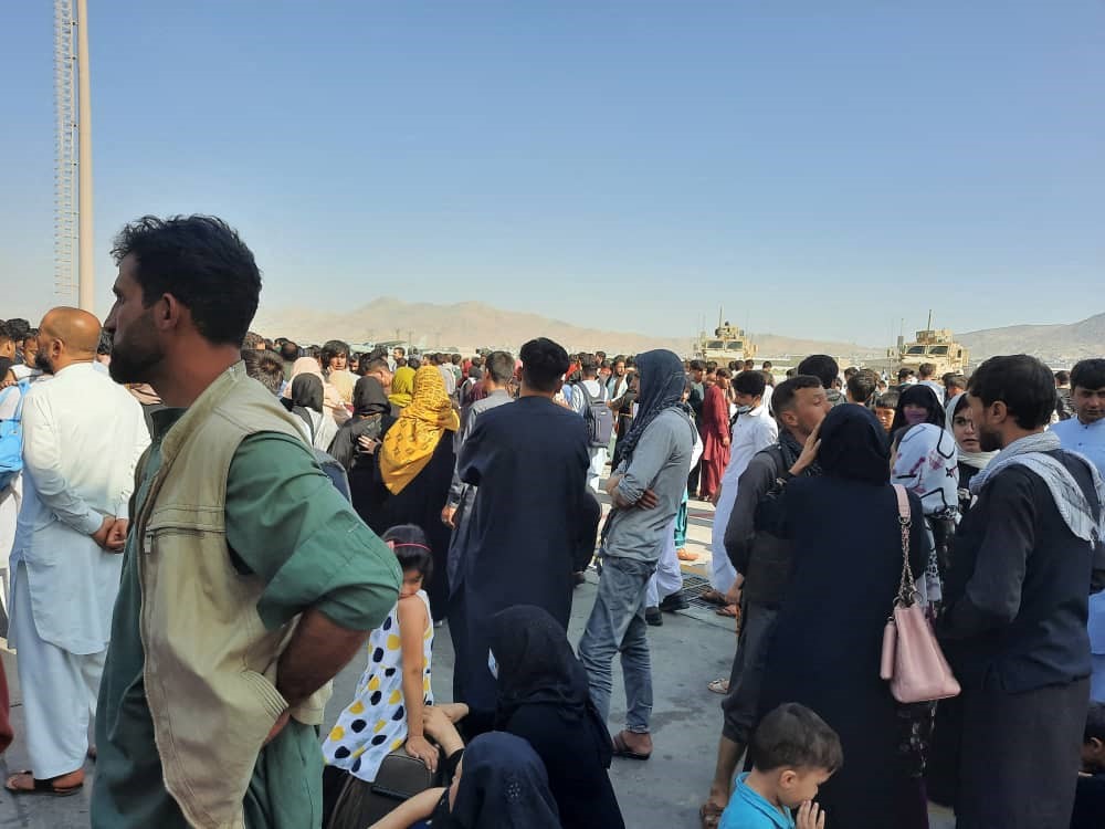 Warga Afghanistan berkerumun di landasan bandara Kabul pada Senin (16/8) untuk meninggalkan negara itu.