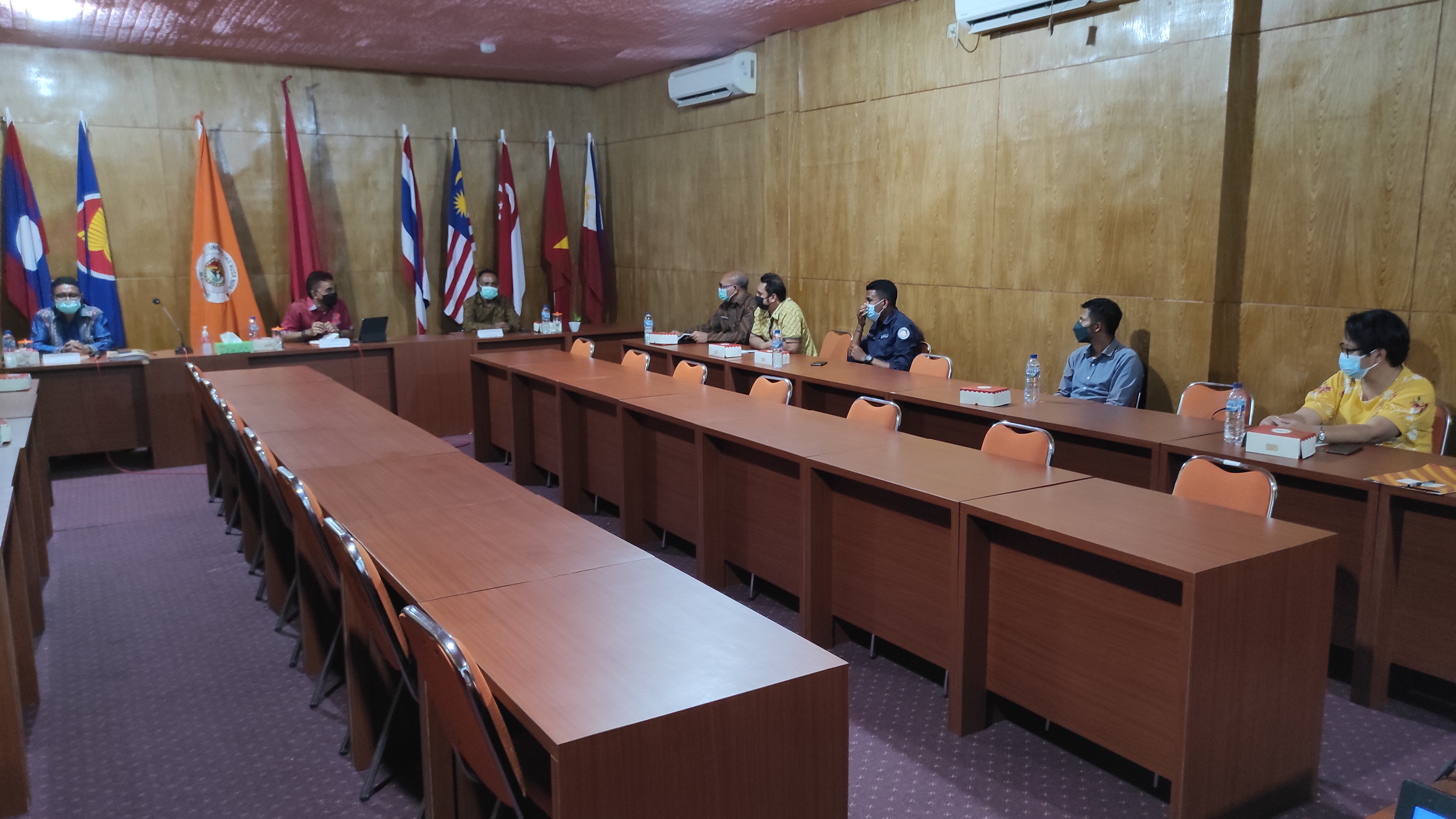 Rapat bersama bahas beasiswa kuliah antara petinggi kampus yang ada di Kabupaten Sikka, Nusa Tenggara Timur dengan anggota DPR.