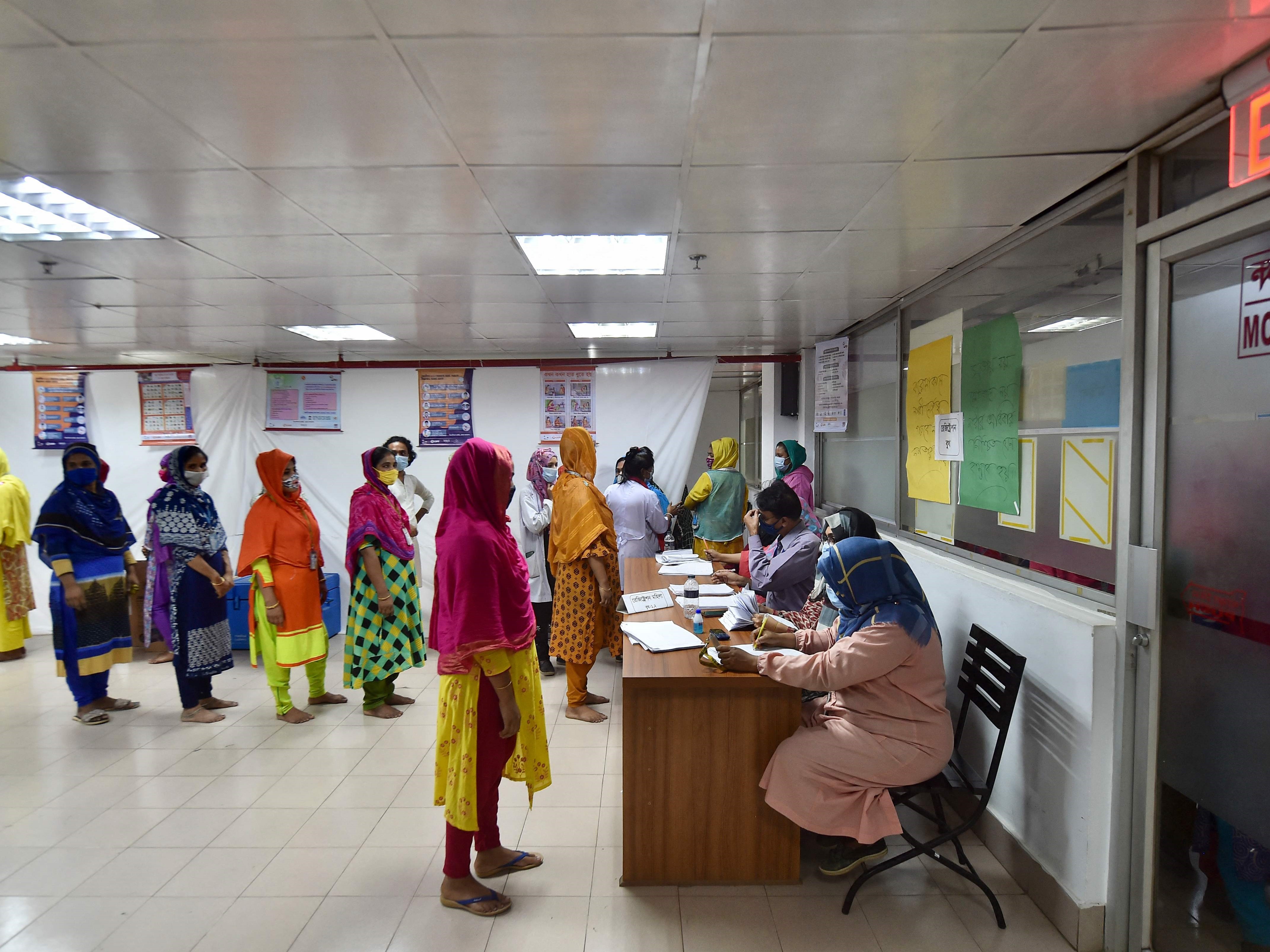 Warga Bangladesh bersiap memperoleh vaksinasi di Dhaka.